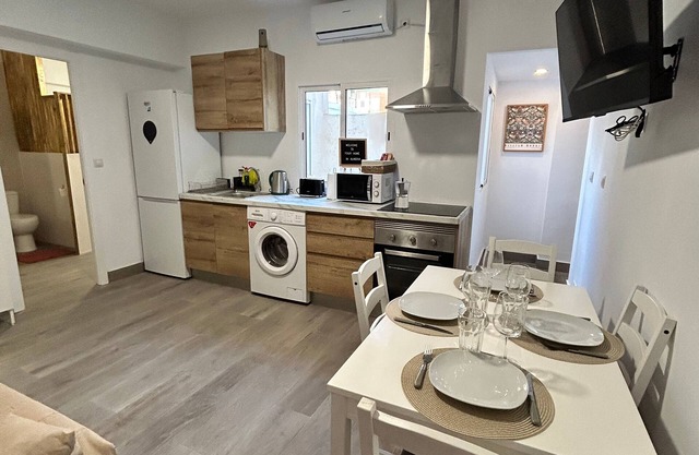 2 mins from the sea. Spacious 4 bedroom/2 bathrooms apartment, A/C, renovated, 100% furnished