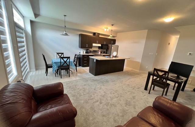 2 minutes from Hwy, free 2 cars parking, great for families visiting Ottawa.