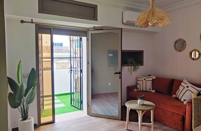 2 minutes from the streetcar! Elegant and luxurious apartment in the heart of Casablanca
