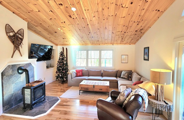 2 minutes to South Ridge Lodge in the heart of Sunday River. Ideal for families!