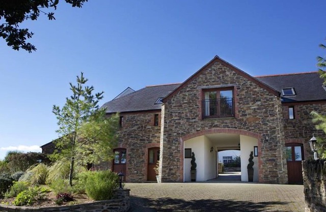 2 NEW BARN, HILLFIELD VILLAGE in Dartmouth