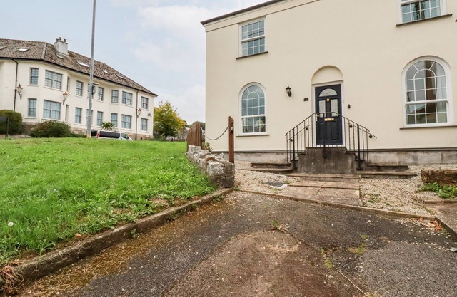 2 OLD TALBOT COTTAGES, pet friendly, with a garden in Lostwithiel