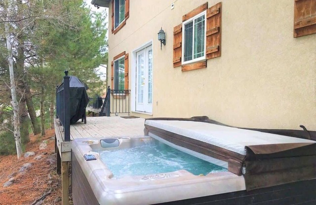 2 Parkside Homes * 2 Private Hot Tubs * Fireplace