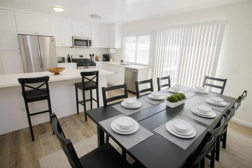 2 private masters, new beds & furniture, sleeps 12