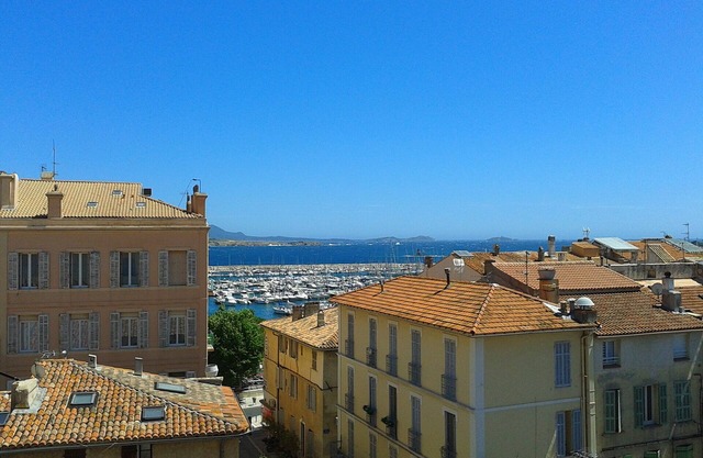 2-room air-conditioned apartment. Sea and harbour view, quiet town centre