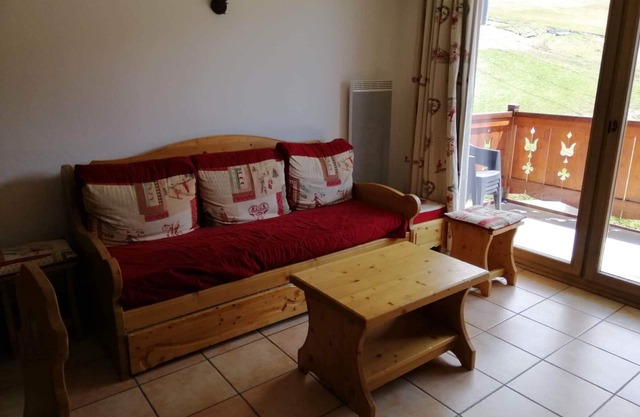 2-room apartment at the foot of the slopes with private parking