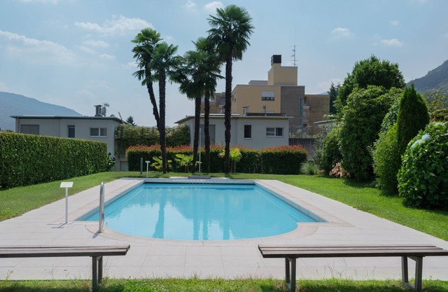 2-room apartment, sunny balcony, heated pool, Apr-Oct