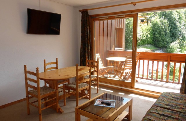 2-Room Apartment with Pool, WiFi, and Garage in the Center of Méribel