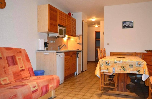 2-room cabin apartment, 300m from slopes/shops, cleaning incl., parking
