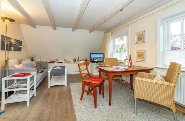 2-room vacation apartment on the 1st floor with beach chair in front of the house.