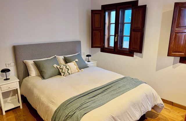 2 ROOMS IN THE HEART OF THE OLD TOWN OF ST JACQUES DE COMPOSTELLE