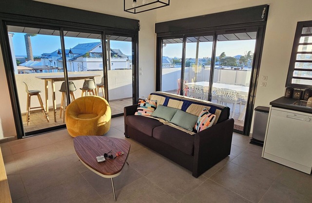 2 steps from the lagoon (St Pierre) magnificent T3 with huge terrace and rare parking space