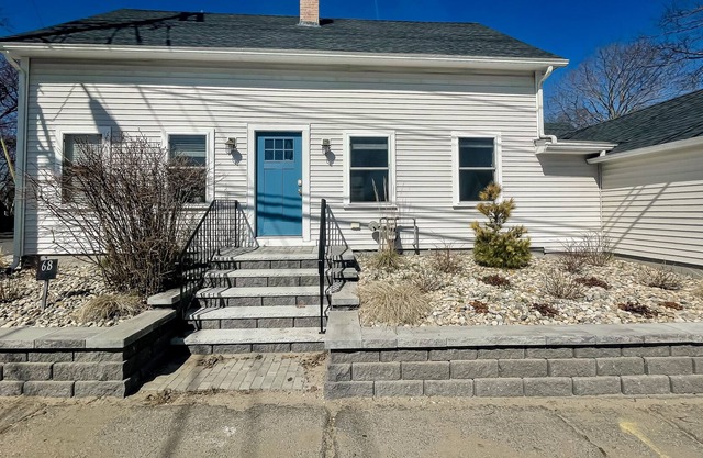 2-story home near downtown with enclosed backyard, grill, streaming, W/D, desk