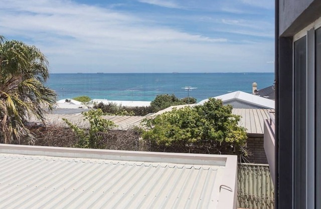 2 story house with beautiful ocean views from the balcony. Free WIFI & Parking.