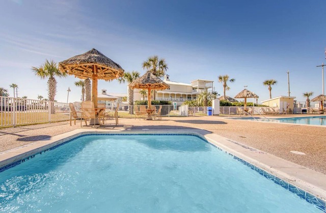 2 Stylish Resort Villas w/Kitchen + Beach Access Near Attractions