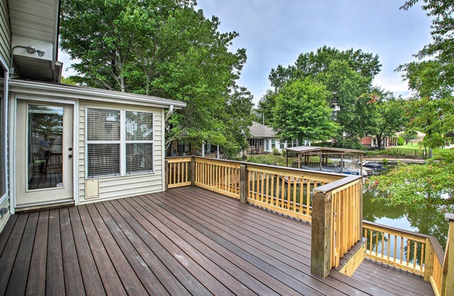 2-tier Deck & Boat Parking: Lake Hamilton Home