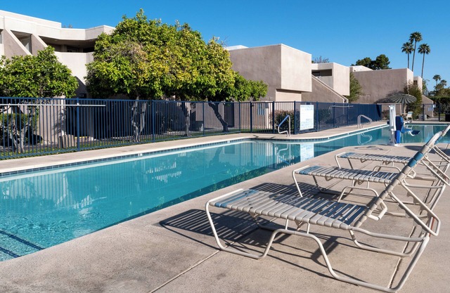 2 Unites! Full Kitchen, Outdoor Pool, Free Parking!