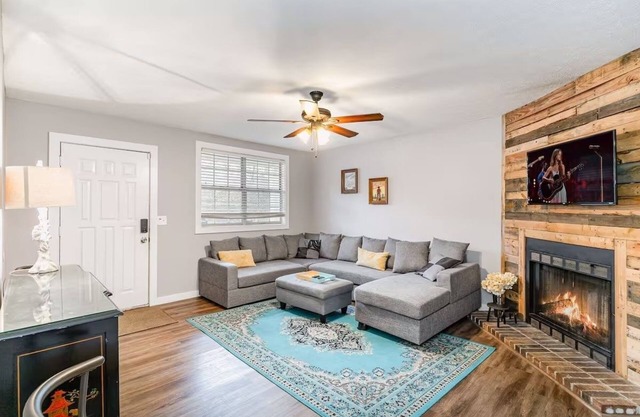 2 Units - Sleeps 16 - Mins. to Downtown/Airport
