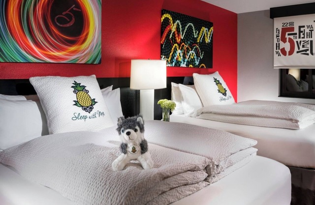 2 Vibrant Rooms Near Space Needle w/Designer Toiletries & Funky Decor