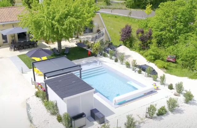 2 Villas - heated pools - 17/20 pers. - 500m from town center