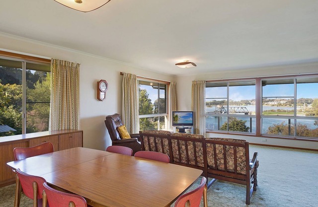 2 Water Crescent - Retro Haven