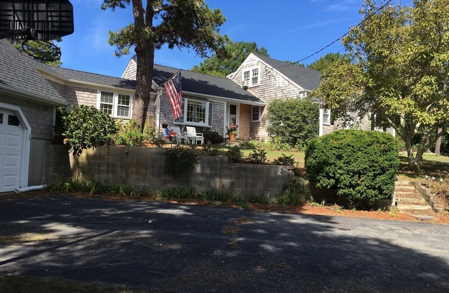 2-wing home for large/multi-generation family/friends, cul de sac, beach ~ 1 mi.