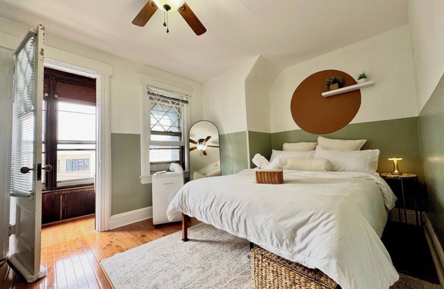 20 min NYC Modern Private Room Queen Bed Parking