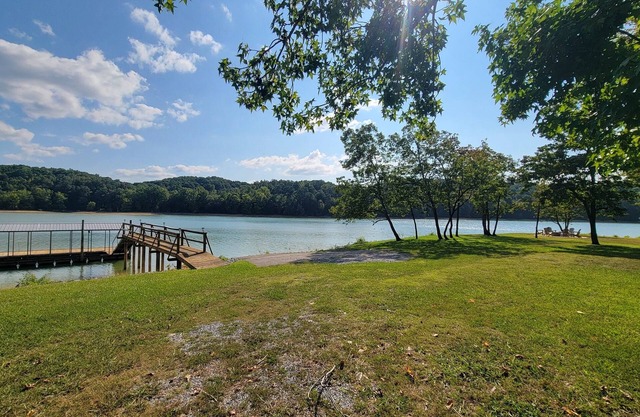 20% OFF Renovated Lakefront-Dock-Firepit-Hot tub