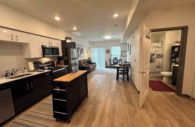 20% Off Special, Tranquil Apt w/Amazing Roof Top Views Near Everything