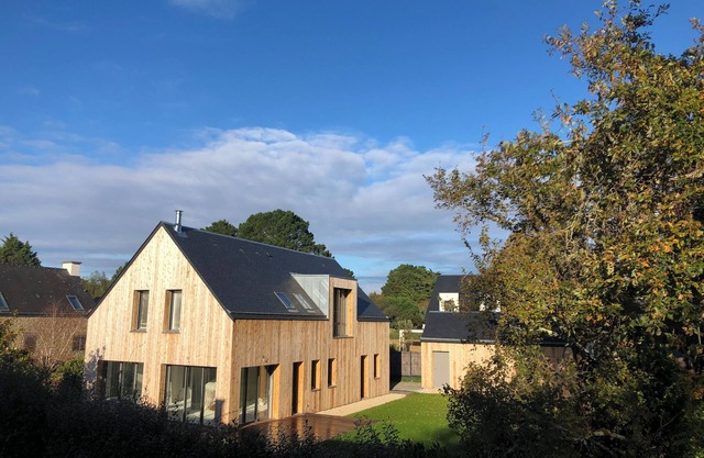 200m from the Gulf, architect-designed house in a bucolic setting!