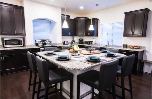 21 BEDS-Spacious luxury home-Over 5200sf 4 levels