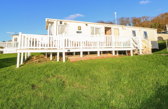 21 CAULKER REST, pet friendly, with pool in Bembridge