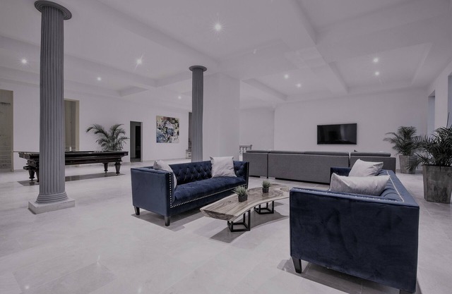 21BEDROOMS, 2 POOLS OLD CITY LUXURY PARTY EVENT FRIENDLY