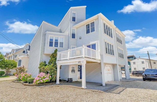 21st St Retreat: Pet-Friendly 4 Bedroom Getaway