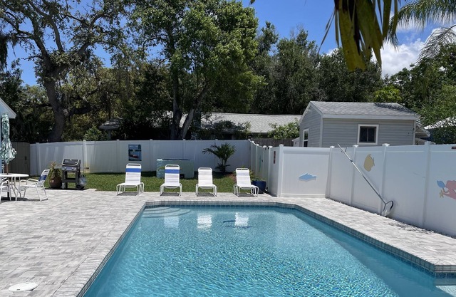 2300 SF 4 BR, Huge pool, open floorplan, access to pinellas trail