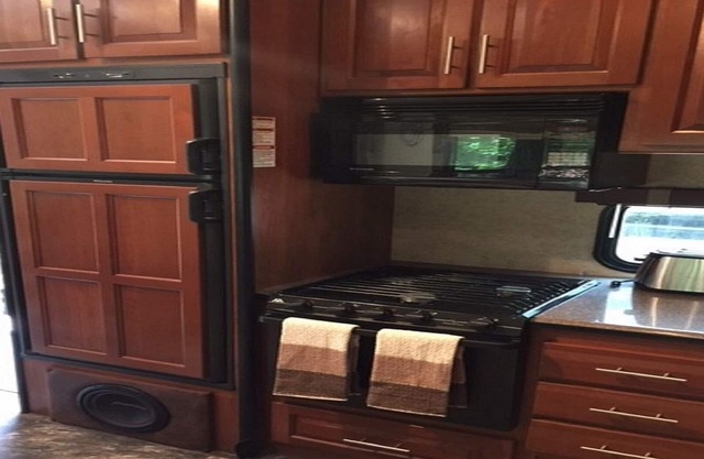 24 Fully Equipped 5TH Wheel Trailer in our treed RV Park - 9 miles from GNP