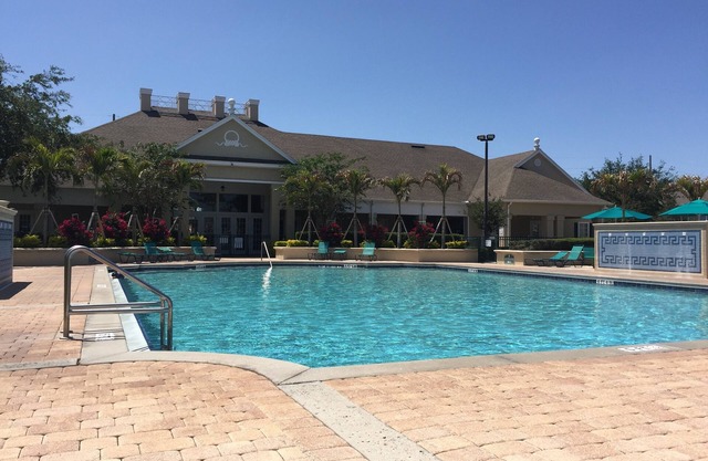 25 minutes to Disney World! Family-sized townhouse
