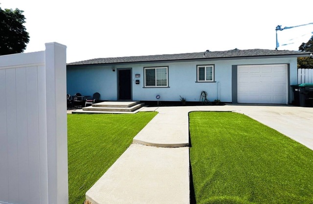 25% OFF / Charming 2 BR 2 BA / Private Frontyard Retreat/ Prime Location