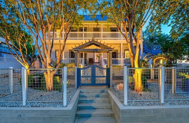 25% Off October! LBJ Ste In Downtown Marble Falls