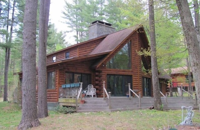 2500 sq ft Log Home 8+ people heated pool near LG village 30 min to Saratoga