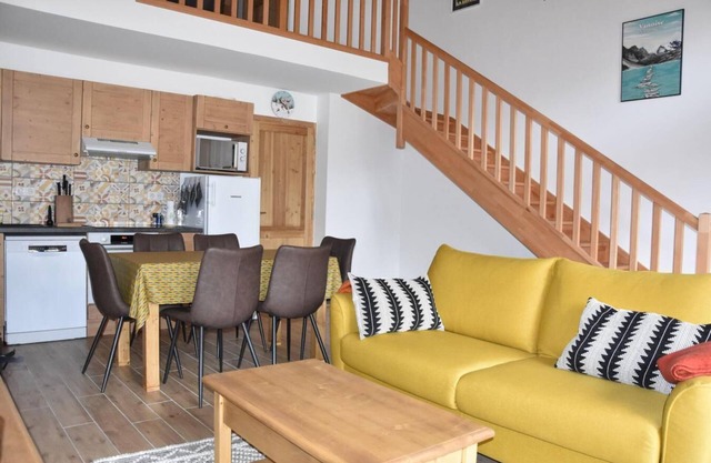 250m from ski slopes, 1st floor, balcony, fireplace or stove, parking, tv, ski locker, 67m²