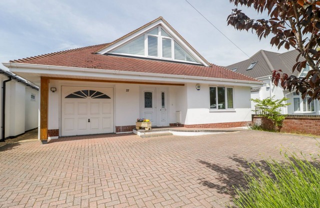27 WICK LANE, family friendly, with a garden in Christchurch