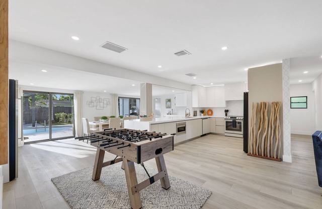 2705 Luxury Delray/Chapel Hill Beach Gem: Heated Pool, Screen Porch & Ping Pong!