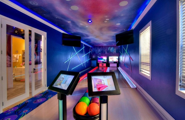 28 Bedrooms, America & Music Bowling Mansions, SIDE BY SIDE, Sleep 80
