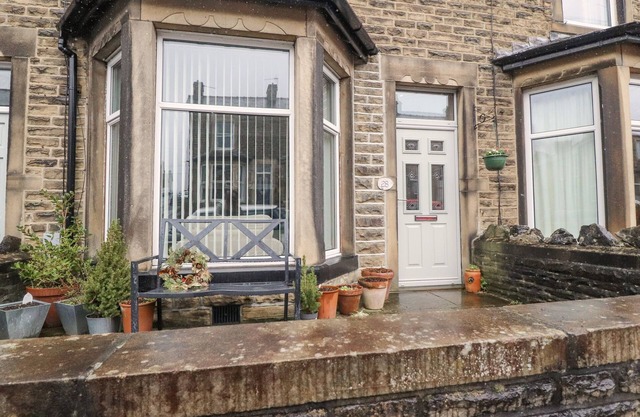 28 DEVONSHIRE STREET, family friendly, with a garden in Skipton