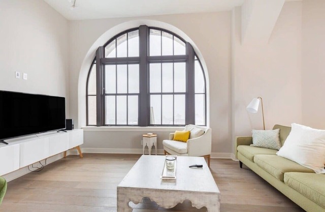 2B/2BA Luxury Downtown Suite, Rooftop Deck & Gym