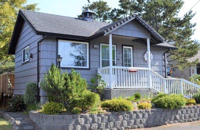 2Bd/2Ba Darling Beach Cottage 3 Mins to Beach, Back Deck for Quiet Evenings