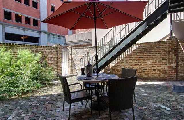 2bd, 2ba Historic District and River Street-Walk to Everything!