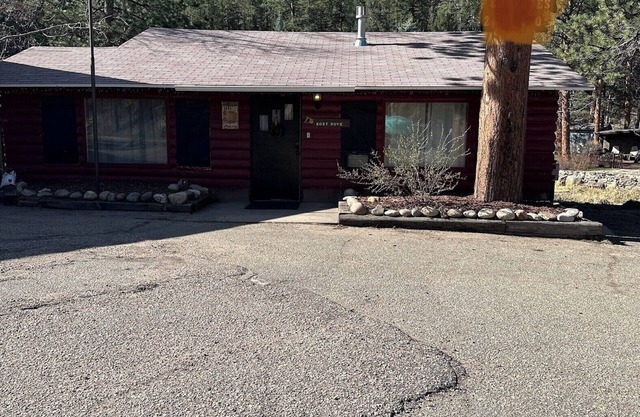 2bed 1bath unit with deck and hot tub, on the river 5 min to Estes park