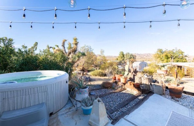 2BR/2BA Home w/hot tub, sauna, firepit, fenced yard, 8mins to park /3mins town